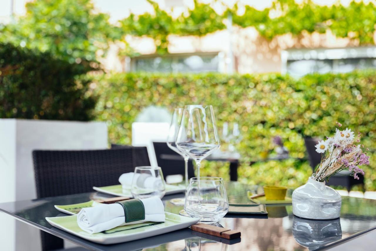 Le Carre D'Alethius Logis Hotel Restaurant Charmes-sur-Rhone Exteriör bild