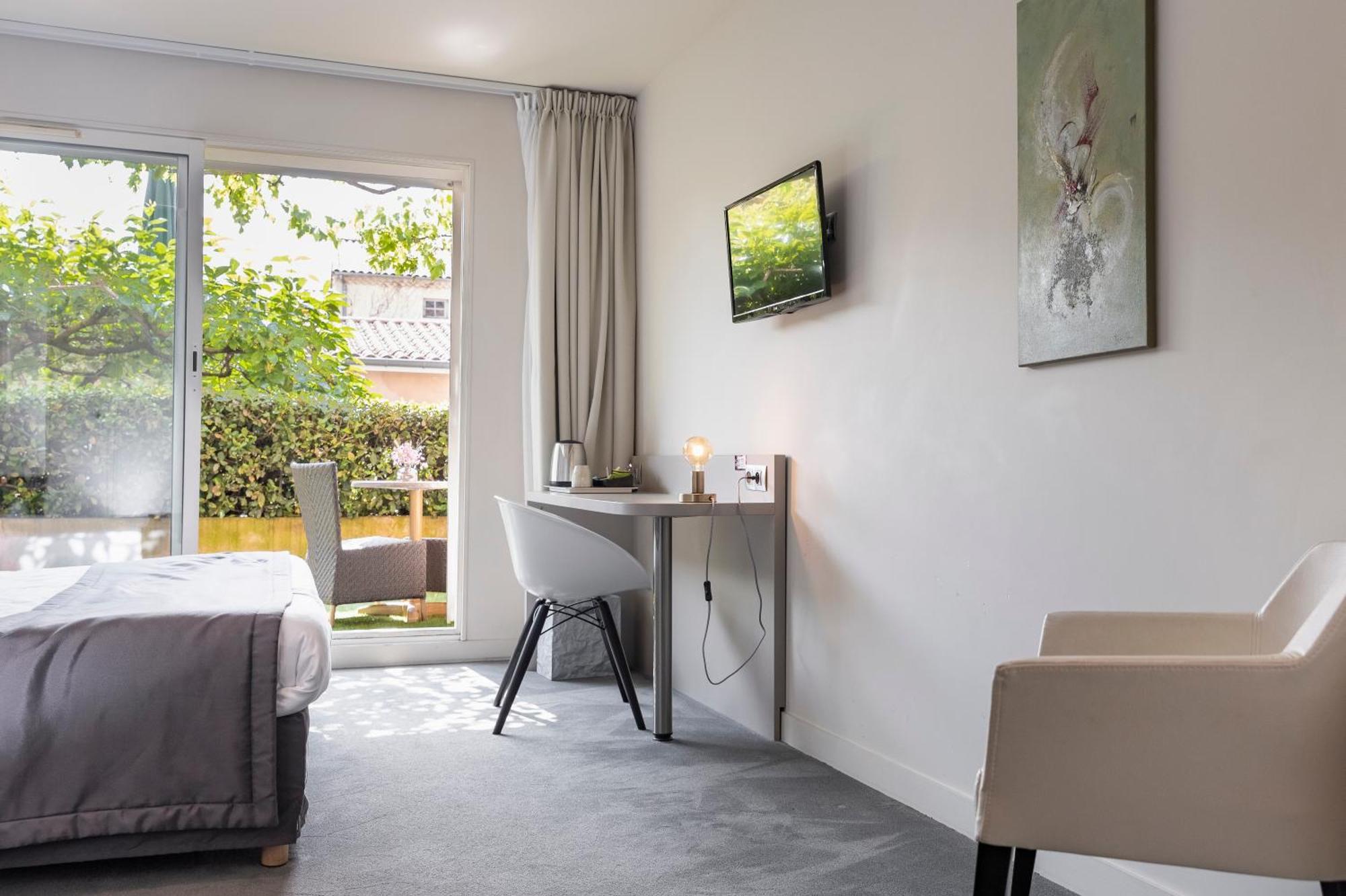 Le Carre D'Alethius Logis Hotel Restaurant Charmes-sur-Rhone Exteriör bild